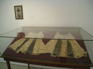 Un/Fold Marina Cruz, dresses of twins made from chicken feed sacks