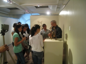 Ral Arrogante explaining his work to students